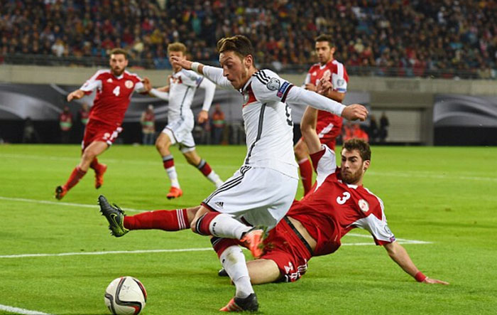 荷兰碾压阿森纳，穆勒统治全场