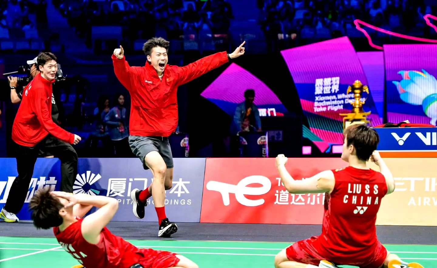 包含中国羽毛球队鏖战印度羽毛球队，谌龙三分雨点燃全场的词条