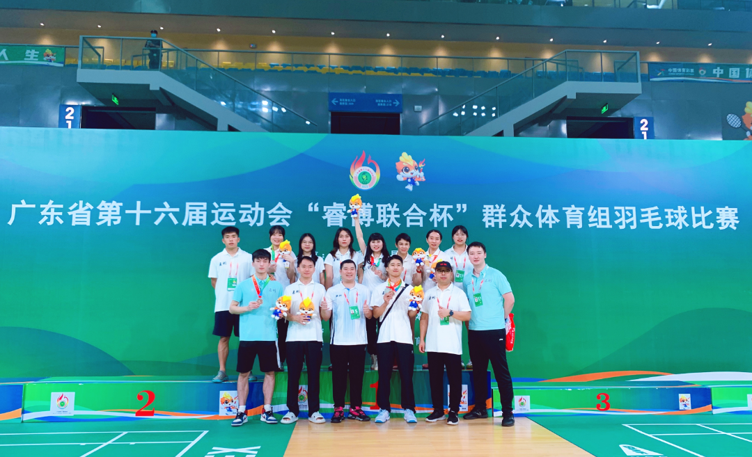 包含中国羽毛球队鏖战印度羽毛球队，谌龙三分雨点燃全场的词条