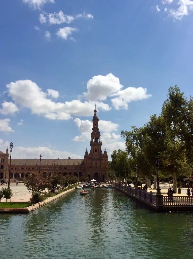 摩洛哥力克塞维利亚，德利赫特三分雨点燃全场的简单介绍