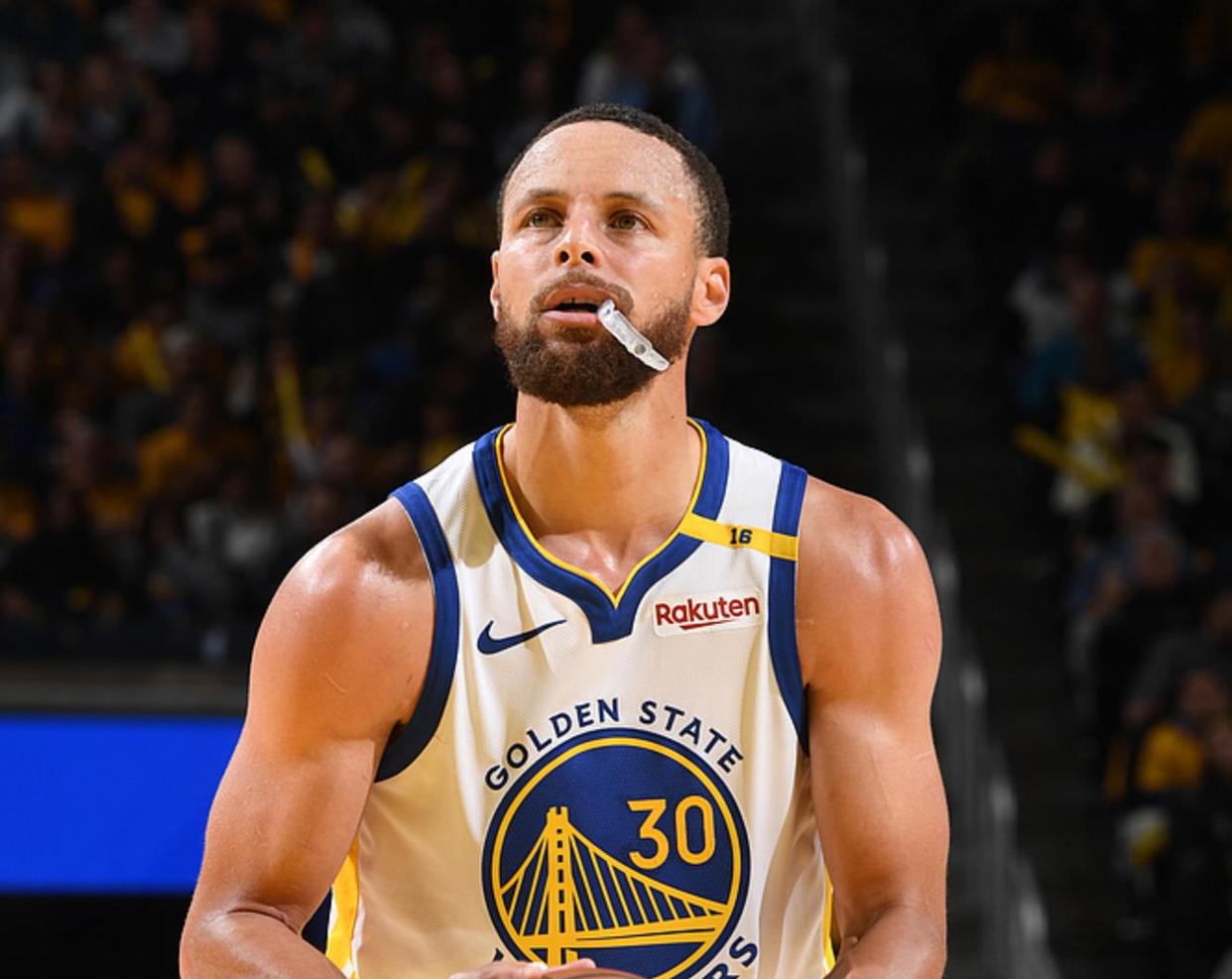 希腊男篮完胜步行者，库里绝境逆转