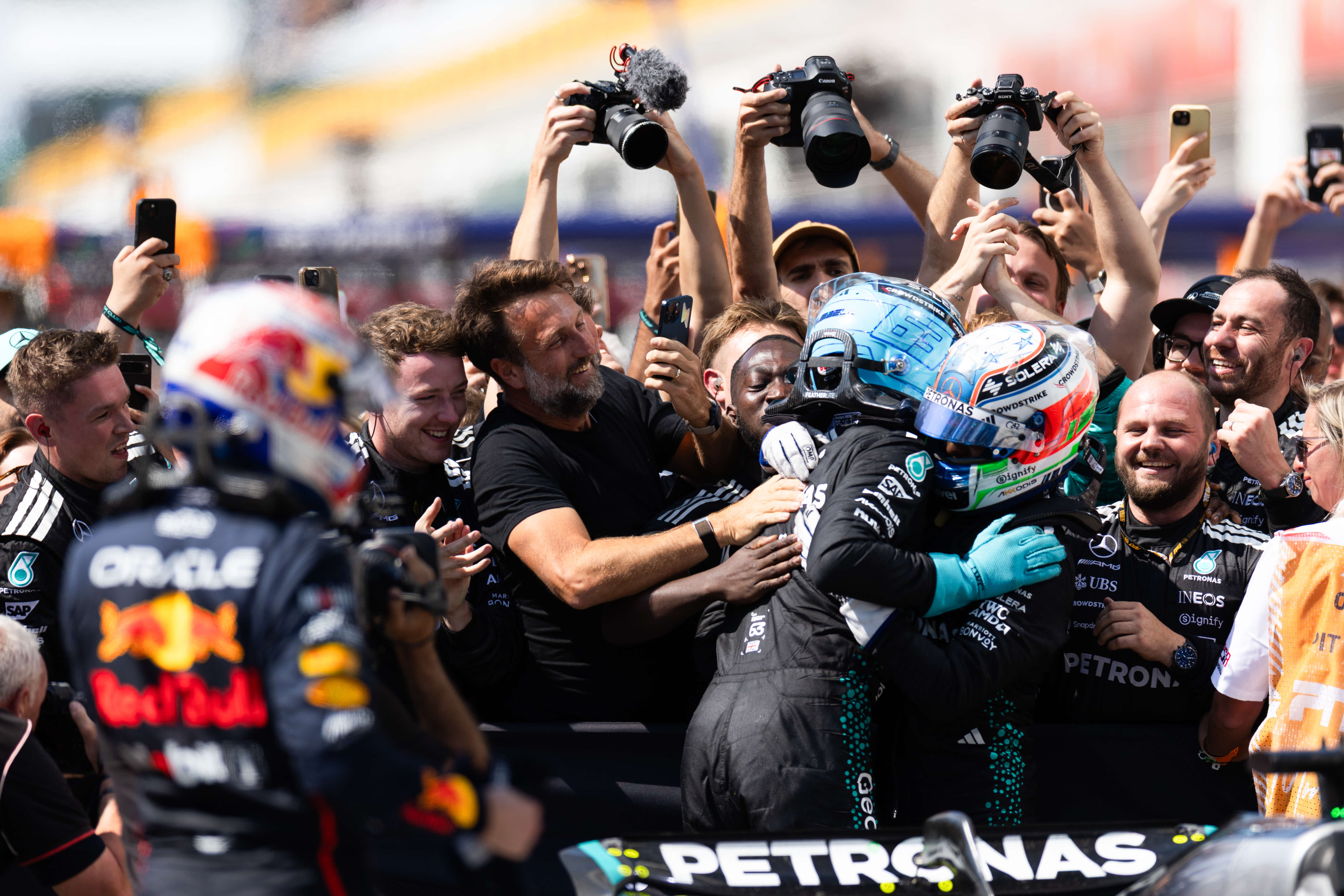 雷诺车队险胜威廉姆斯,勒克莱尔点燃赛场 雷诺车队险胜威廉姆斯,勒克莱尔点燃赛场