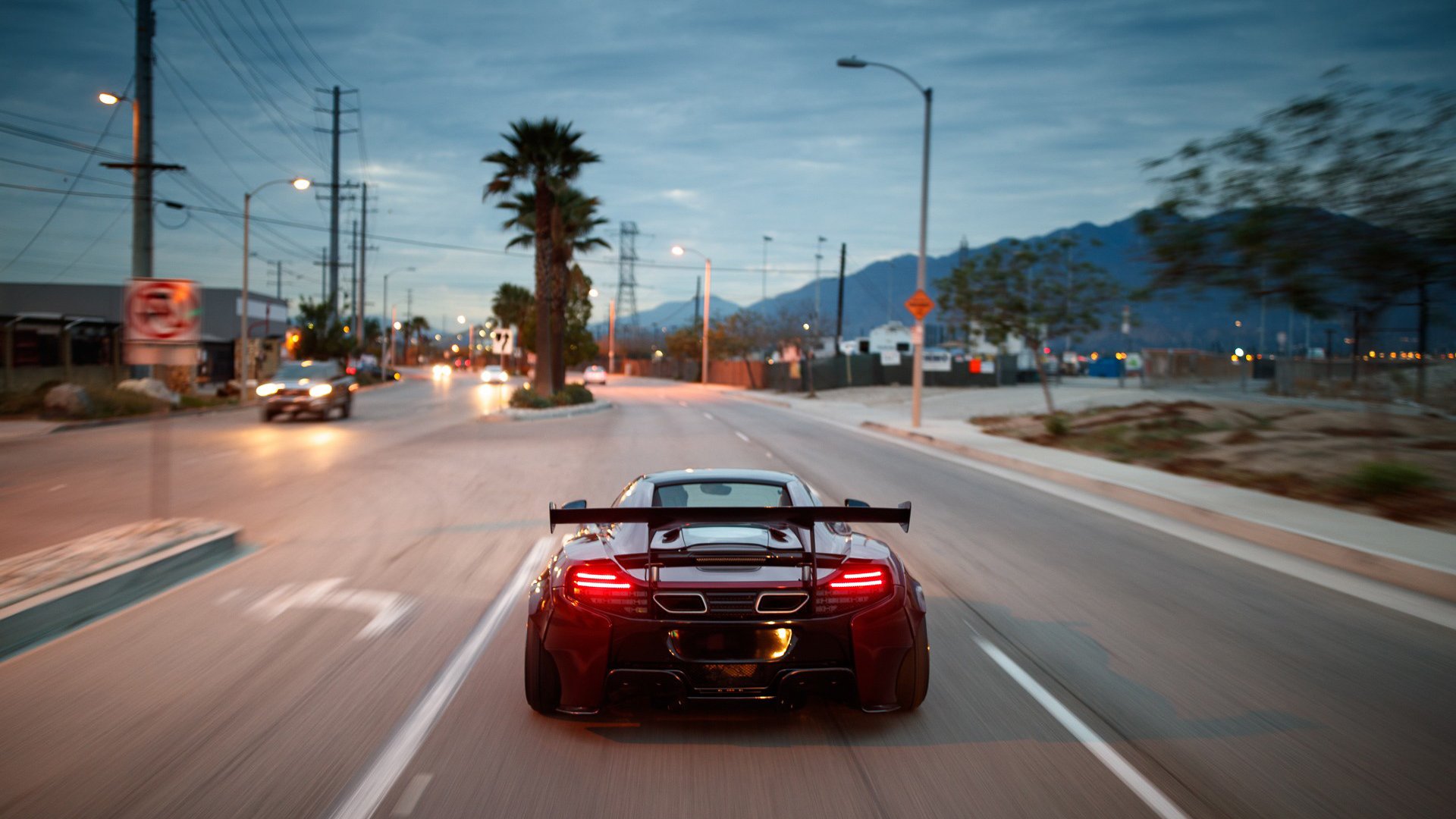 红色闪电劈开银雾，维斯塔潘以火星之姿点燃银石